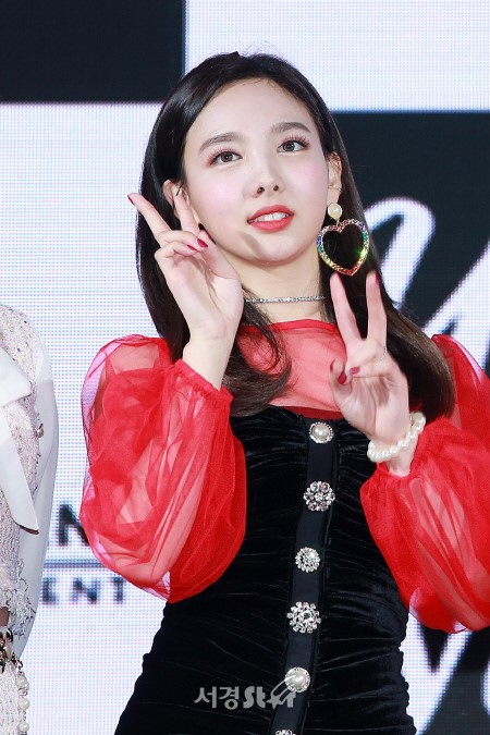 오늘 6시 컴백전 기자쇼케이스 나연이 | 인스티즈