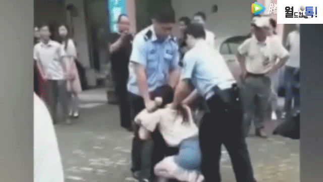혀 깨물고 안 놓아주는 여자ㄷㄷ | 인스티즈