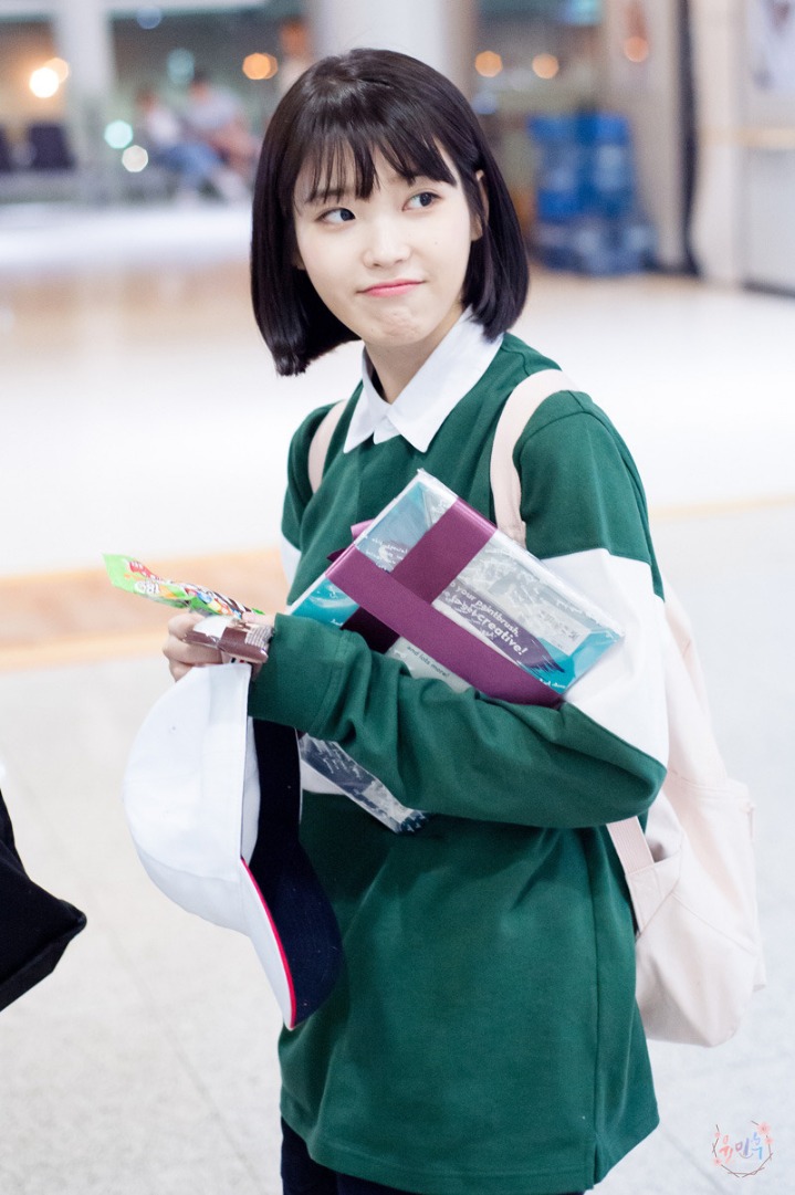 아이유 2017년 대학생룩 모음.jpg | 인스티즈