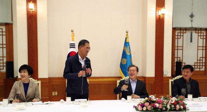 만찬이 끝나고 국회환경미화노조 김영숙 위원장에게 사인해주는 문재인 대통령 | 인스티즈