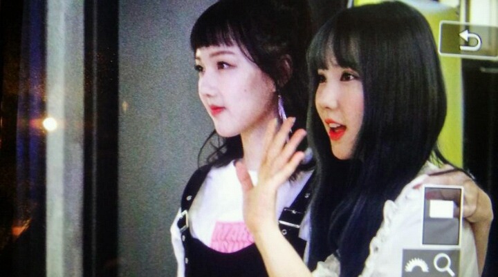 이별의 아침에 꽃을 장식하자 출근한 여자친구.jpg.gif | 인스티즈