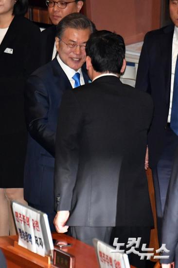 시정연설 마치고 자유한국당 찾아 악수하는 문재인 대통령 | 인스티즈