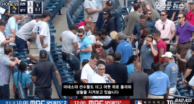 파울볼에 3살 어린팬이 맞자 죄책감을 느끼는 선수.gif | 인스티즈