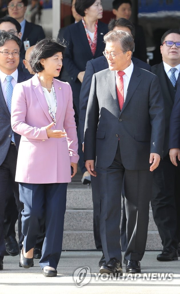 인도네시아로 출국한 문재인 대통령과 김정숙 여사 | 인스티즈