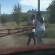 여자는 들기 힘든 바리게이트 | 인스티즈