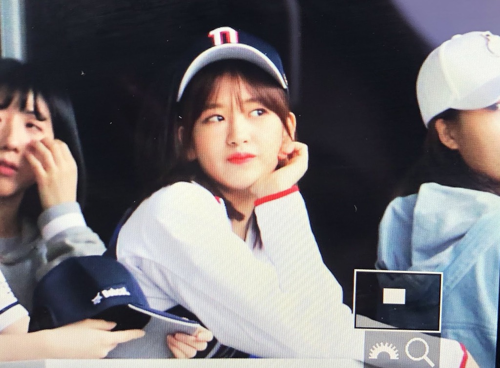 아이즈원 두산 유니폼 입은 안유진 미모폭발.jpg | 인스티즈