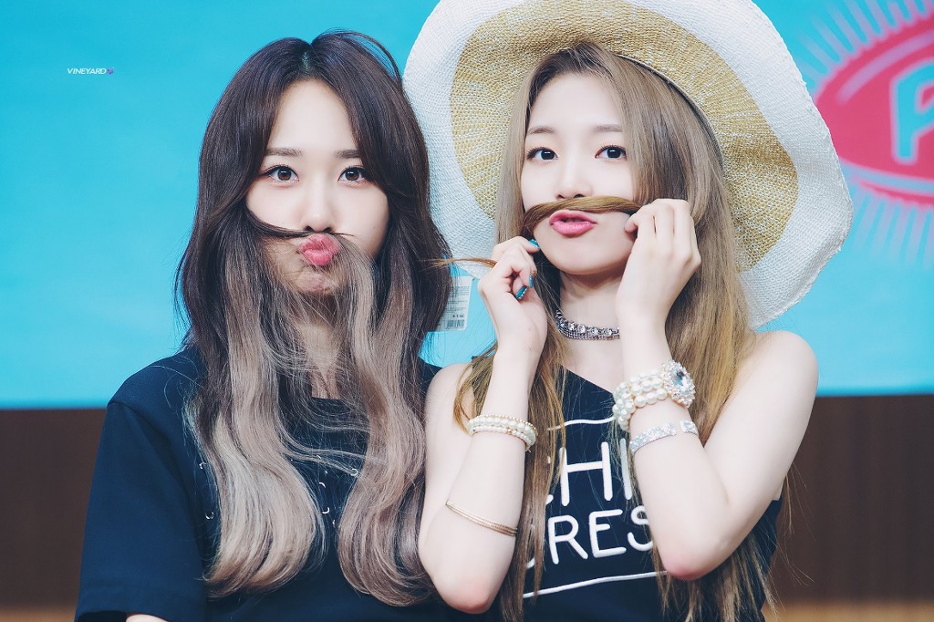 [로켓펀치] 쥬리에게 들이대는 연희.gif | 인스티즈