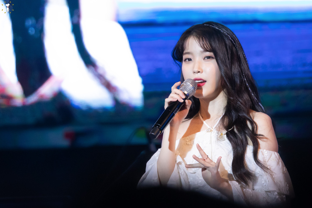 190517 아이유 dlwlrma - 금요일에 만나요 + 삐삐 + 봄 사랑 벚꽃 말고 + 너의 의미 + 좋은 날+ 레옹 + 팔레트 + 밤편지 연세대 아카라카 | 인스티즈