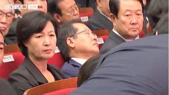 추도식장에서 쳐자는 홍감탱이.jpg | 인스티즈