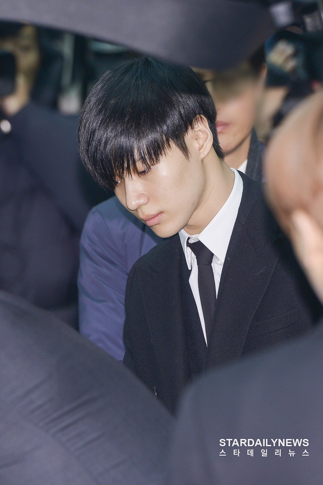아무런 표정이 없이 눈물 한 방울 보이지 않아 더 마음 아팠던 샤이니 맏형 온유, 막내 태민.jpg | 인스티즈