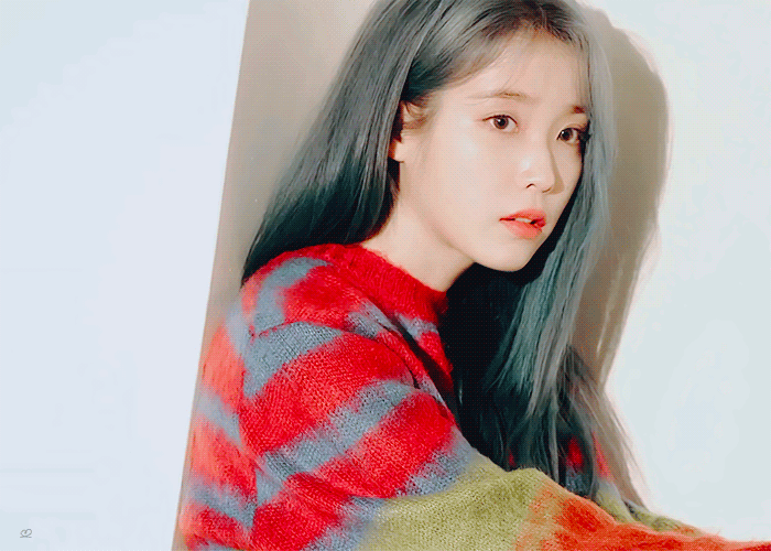 2020시즌그리팅 촬영하는 아이유.gif | 인스티즈