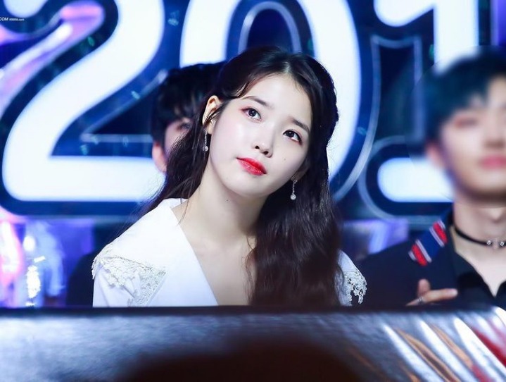 마치 여신과도 같았던 아이유 멜론뮤직어워드 짤.jpgif | 인스티즈