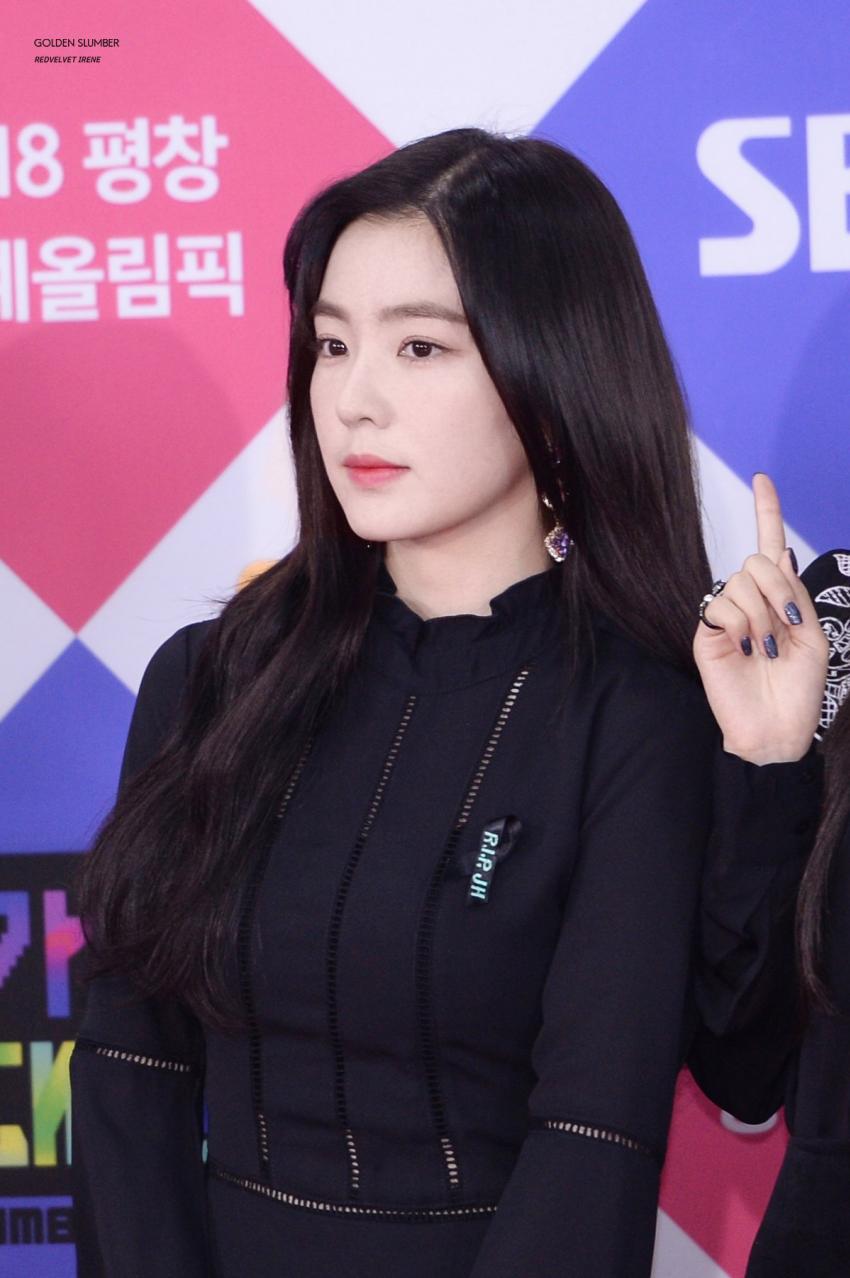 시상식에서 미모 폭격하고 다니는 아이린.jpg | 인스티즈