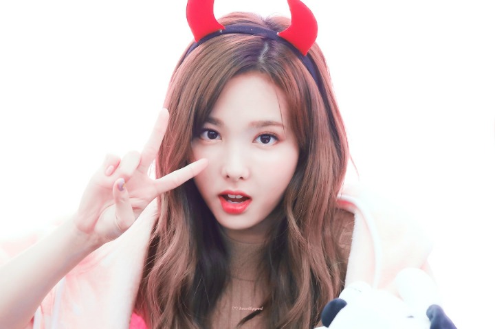 모형 벌레 때문에 놀라서 울먹거리는 나연.gif | 인스티즈