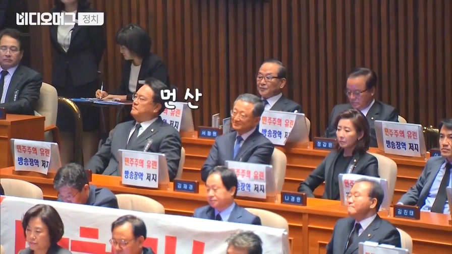 현수막 시위하는 자유한국당에 웃으며 악수하는 대통령.jpg | 인스티즈
