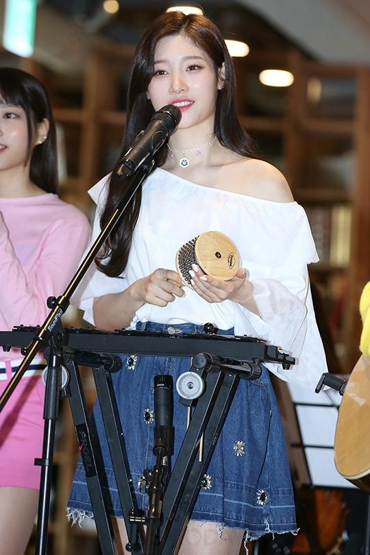 정채연 어깨노출 | 인스티즈