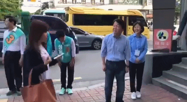 사람들 구경하는 안철수.GIF | 인스티즈