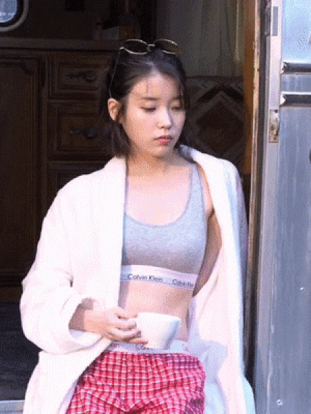 앨범에 싣기위해 열심히 복근을 만든 아이유.jpgif | 인스티즈