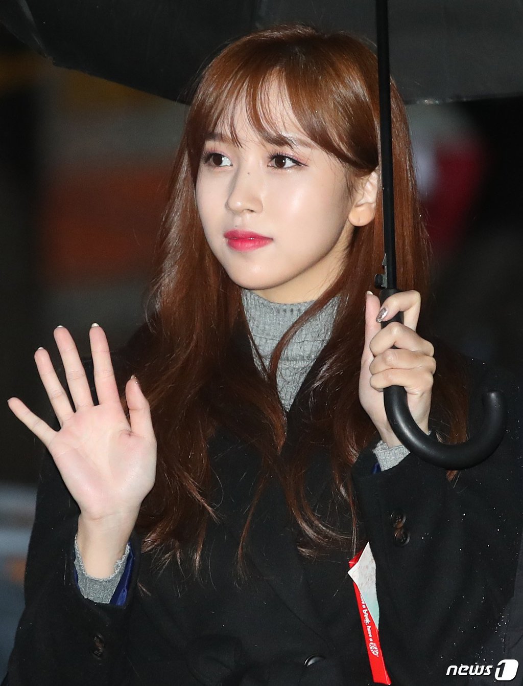 181109 묘이 미나 뮤직뱅크 출근길 | 인스티즈